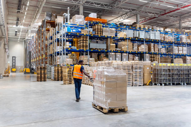 Φόρτωση εμπορευμάτων σε αποθήκη logistics